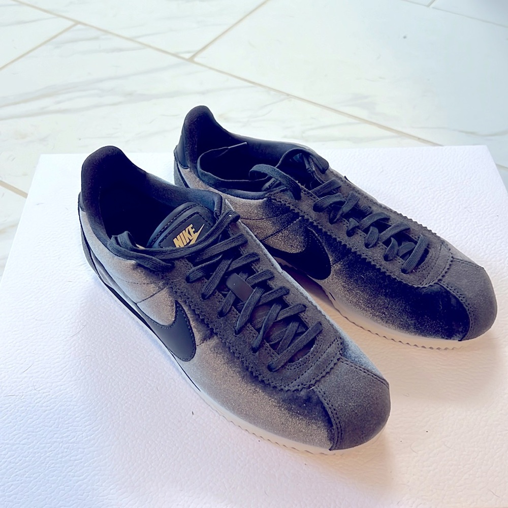Never worn! Nike women’s Cortez SE Valore sneaker in black anthracite size 9